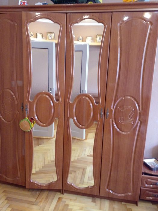 Продам термiново меблi до спальнi