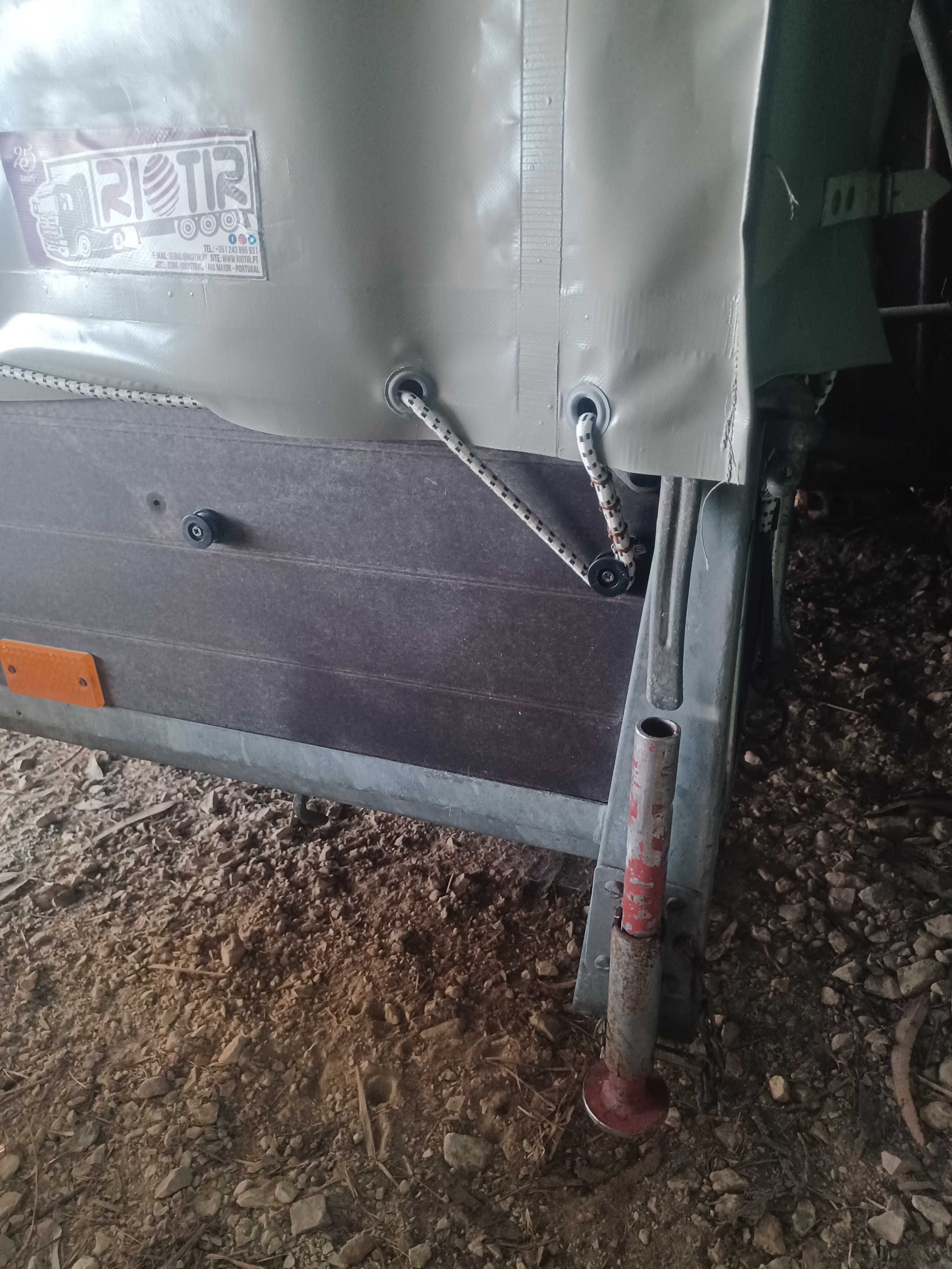 Atrelado 1200 kg marca Saris com travão e cobertura toldo