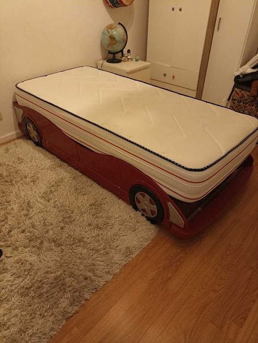 Cama Solteiro para criança em forma de carro