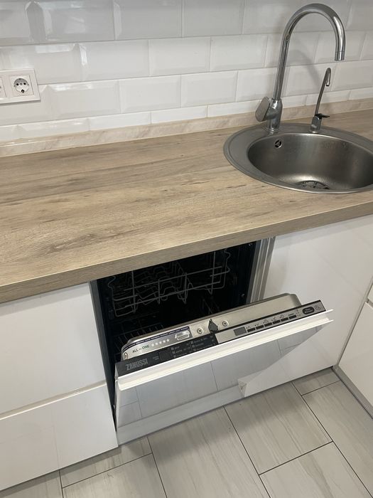 Продаж 3 кім.кв., вул.Гмирі 18, метро 7 хв.