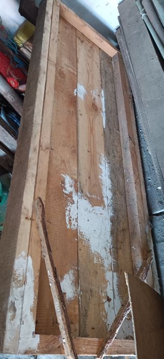 Двері в сарай з коробкою.