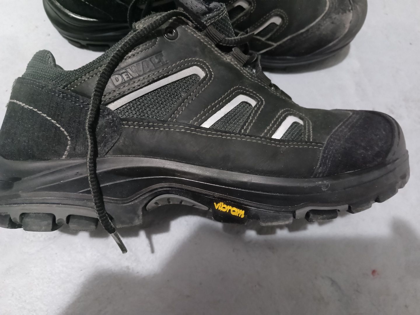 Buty robocze DeWalt.