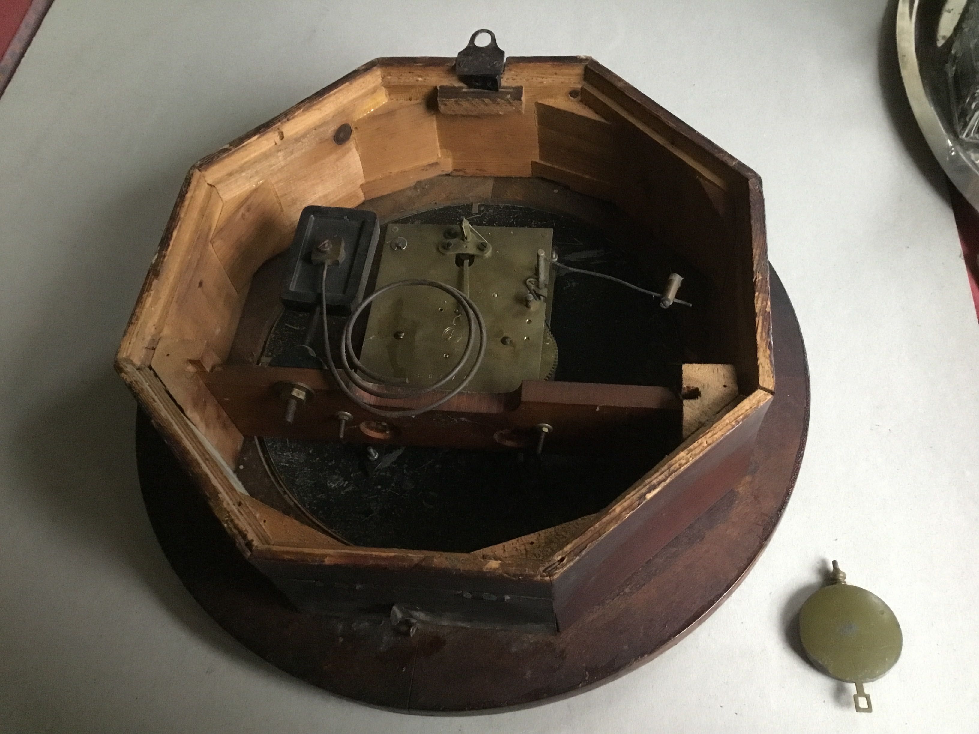Stary, drewniany wiszący zegar firmy Junghans
