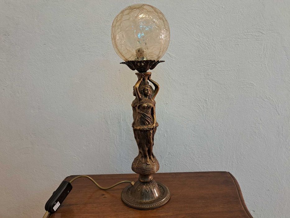 Lampa figuralna stołowa mosiężna 3 kobiety kariatydy kula art deco