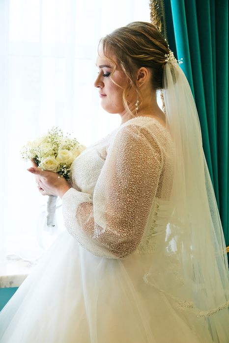 Весільна сукня довга пишна