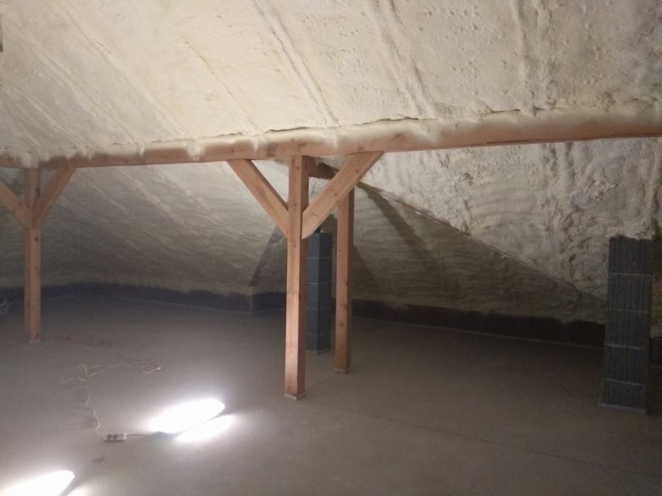 Ocieplanie pianką PUR Dachu - izolacje natryskowe poddasza pianą