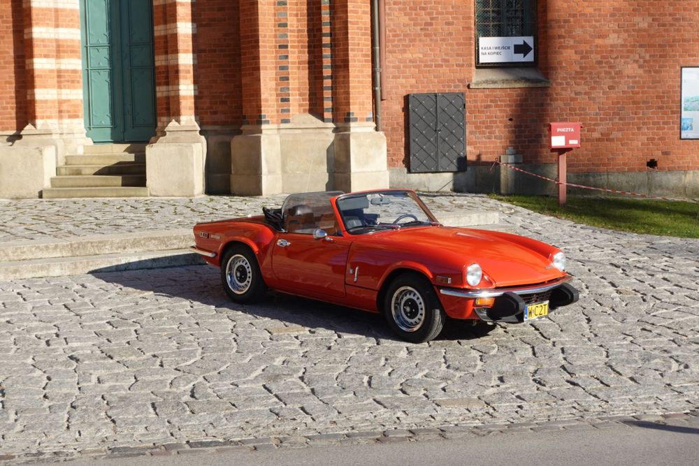 Triumph Spitfire - wynajem zabytkowego auta do ślubu. [Ford Mustang]
