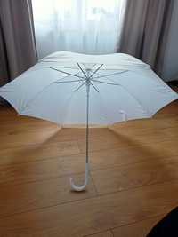 Biały parasol ślubny