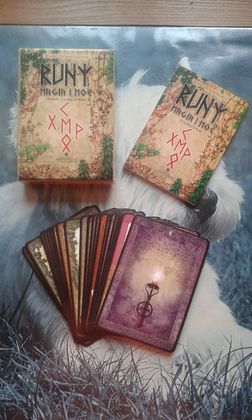 Książki i karty (tarot, runy, horoskop, magia, znaki zodiaku, sennik)