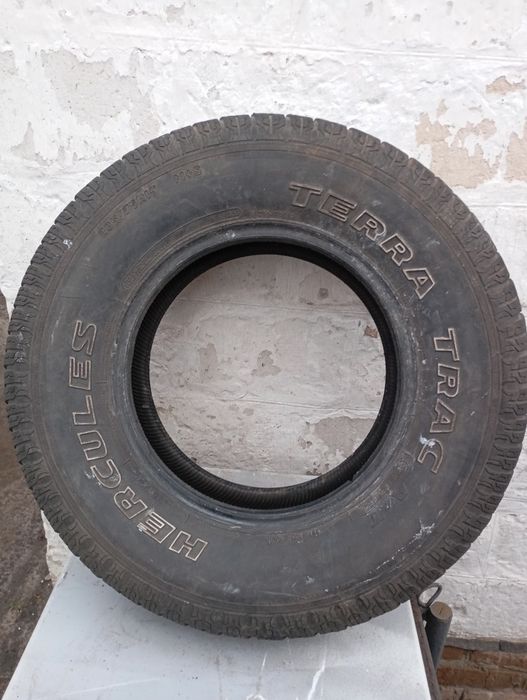 Шина 235/75/r15 в гарному стані без порізів без гуль