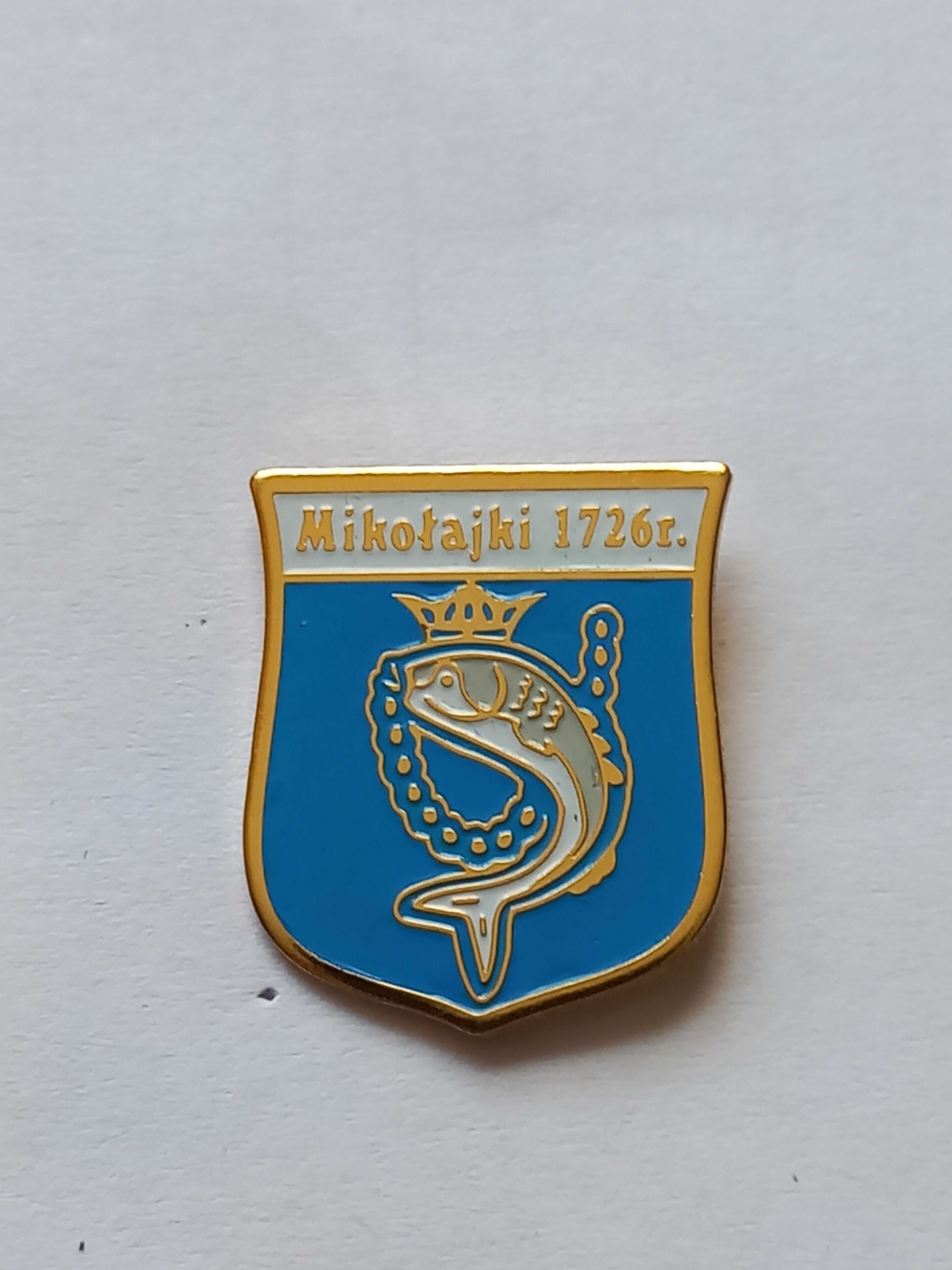 Herb miasta i gmina Mikołajki przypinka pin wpinka odznaka