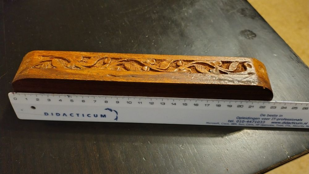 Drewniane rzeźbione etui/piórnik na długopisy.