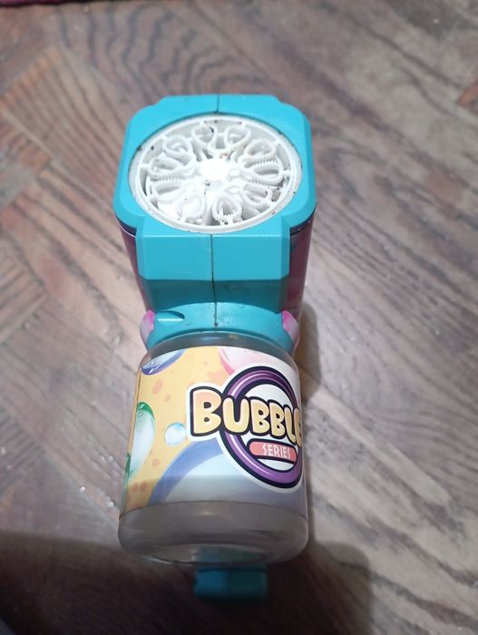 Детский пистолет для создания мыльных пузерей