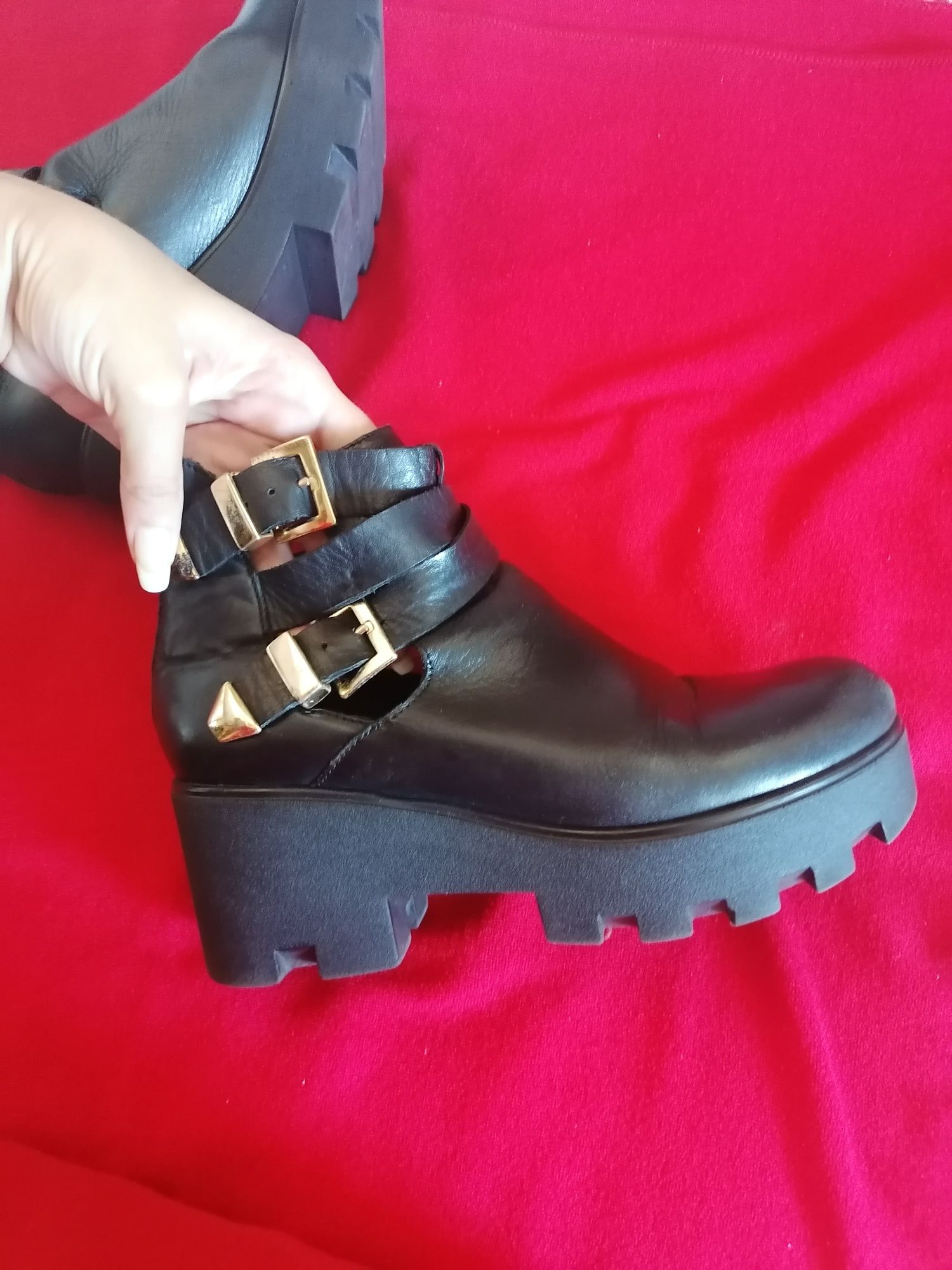 Botas pretas tamanho 37