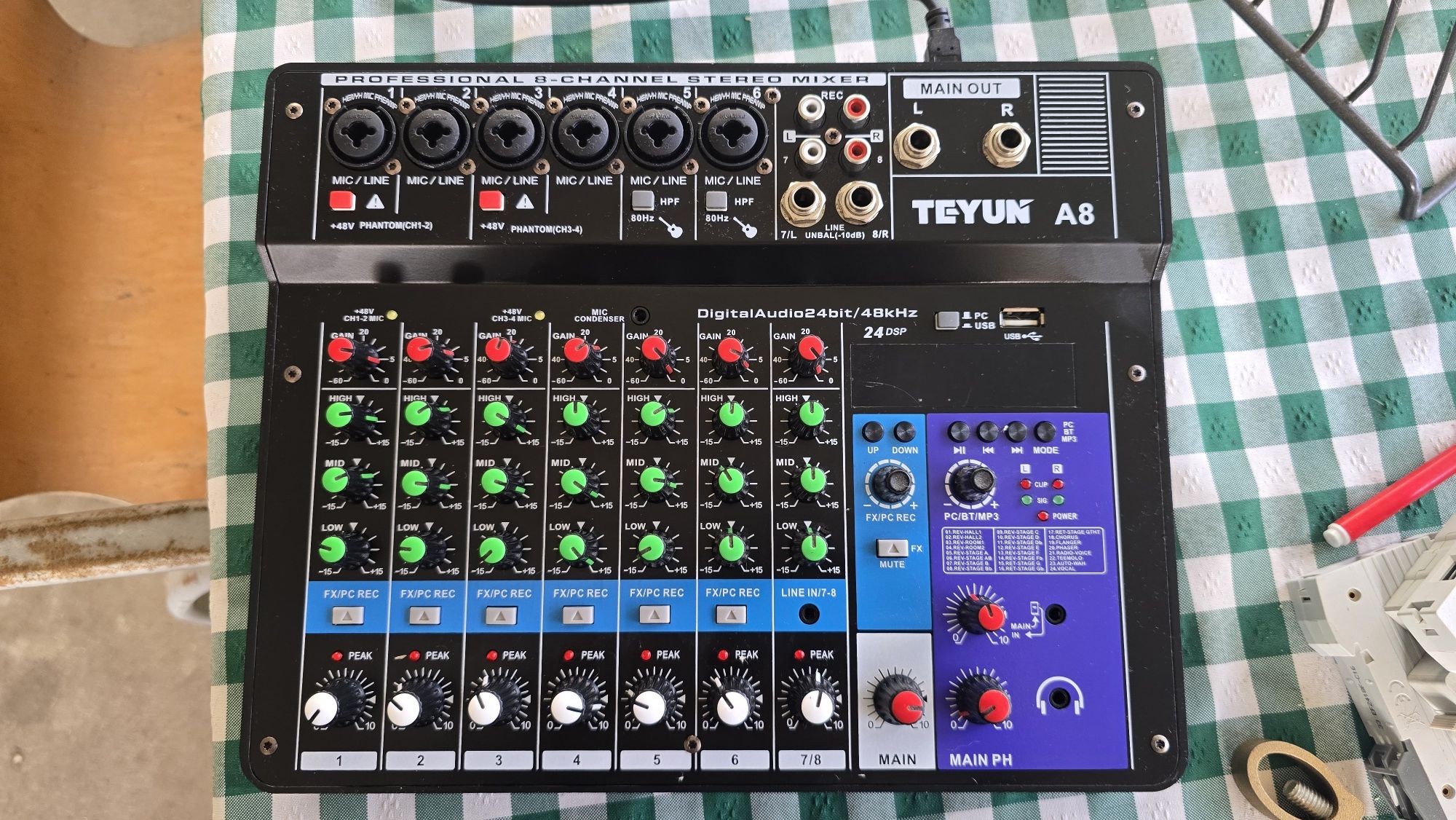 Mesa de som 8 canais com efeitos