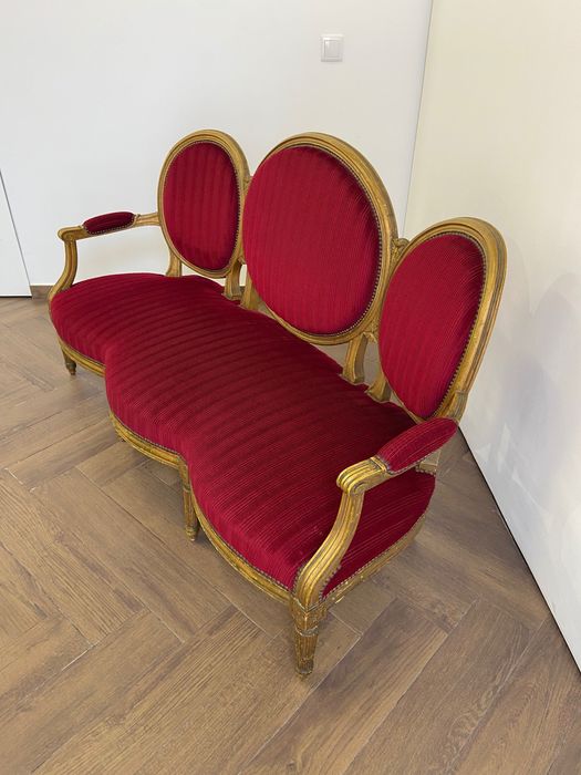 Sofá de encosto medalhão