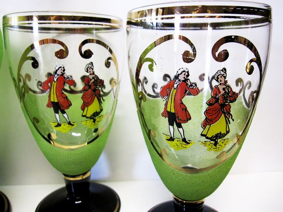 antigo Jarro com 4 copos em vidro com motivos barrocos