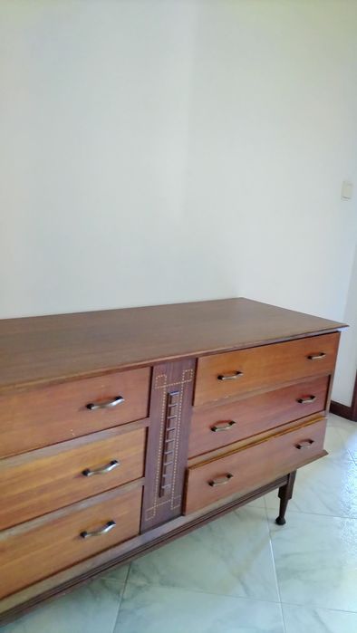 Cómoda vintage em madeira maciça