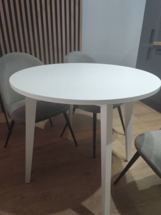 Stół okrągły nierozkładany średnica 80 cm.