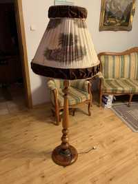 Lampa drewniana z ozdobnym abażurem