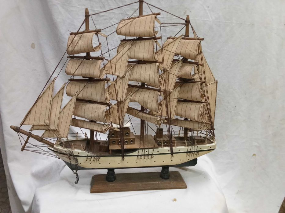 Veleiro 3 mastros 44 Cm. comprimento 7 Cm. boca