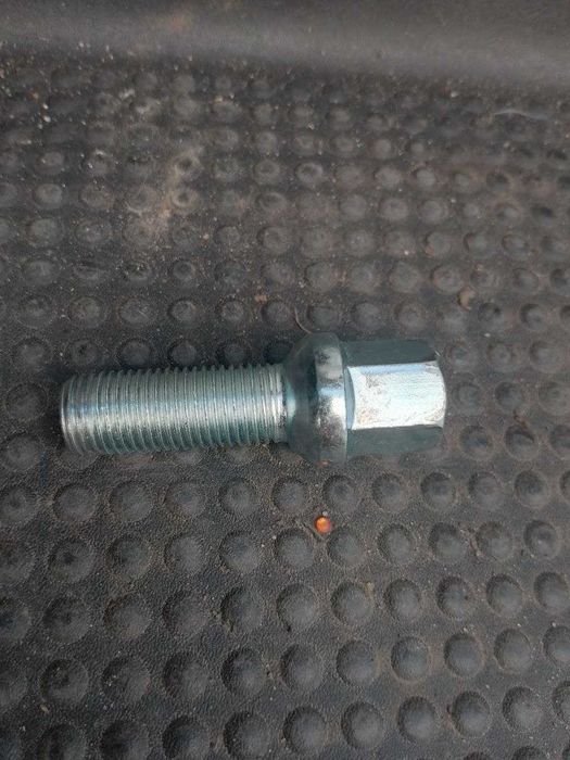 Пропоную болти для колесних дисків гарному стані. Ціна за комплект...