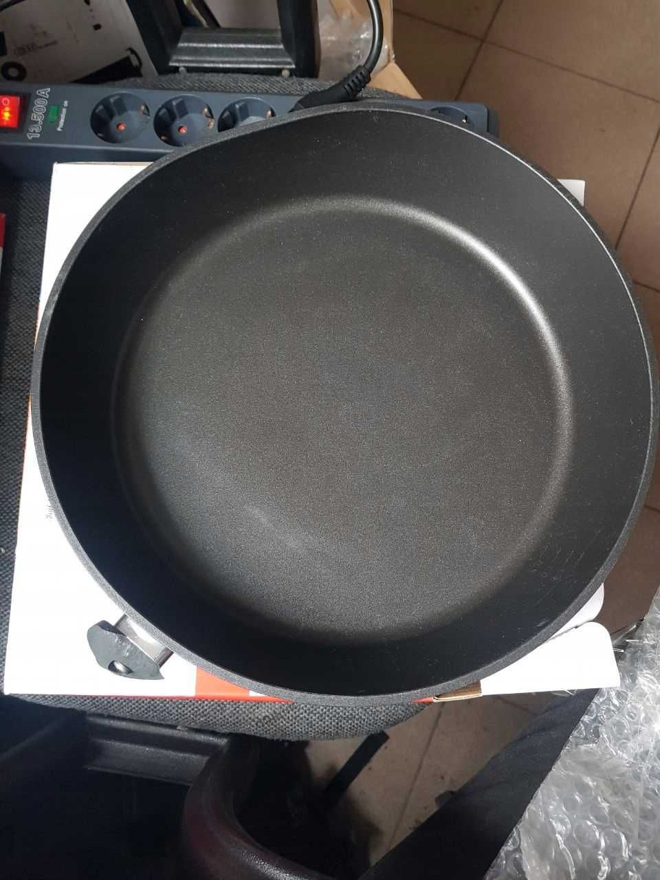 Patelnia Fissler z powłoką nieprzywierającą o średnicy 28 cm