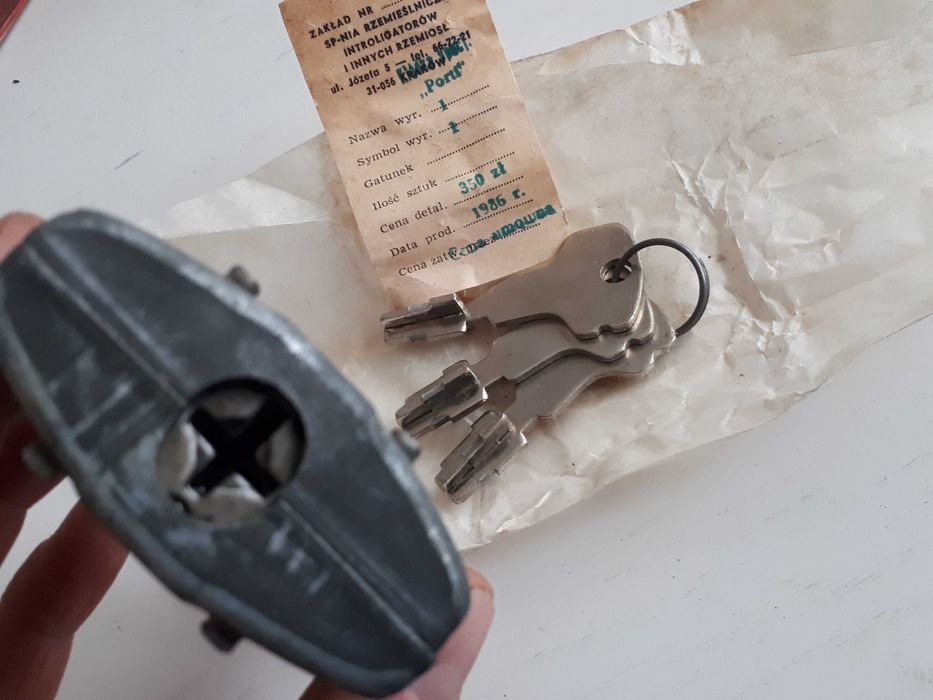 Kłódka PRL -  nowa