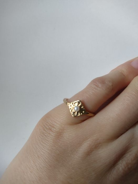 Sprzedam mały pierścionek w kolorze złotym.