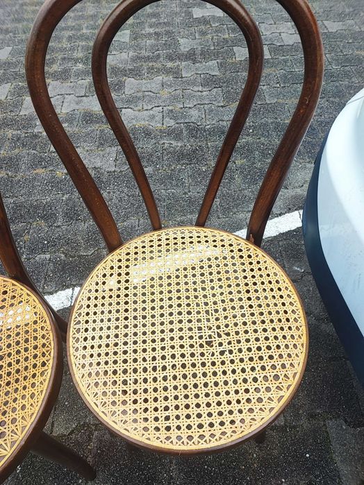 Krzesła typu Thonet.