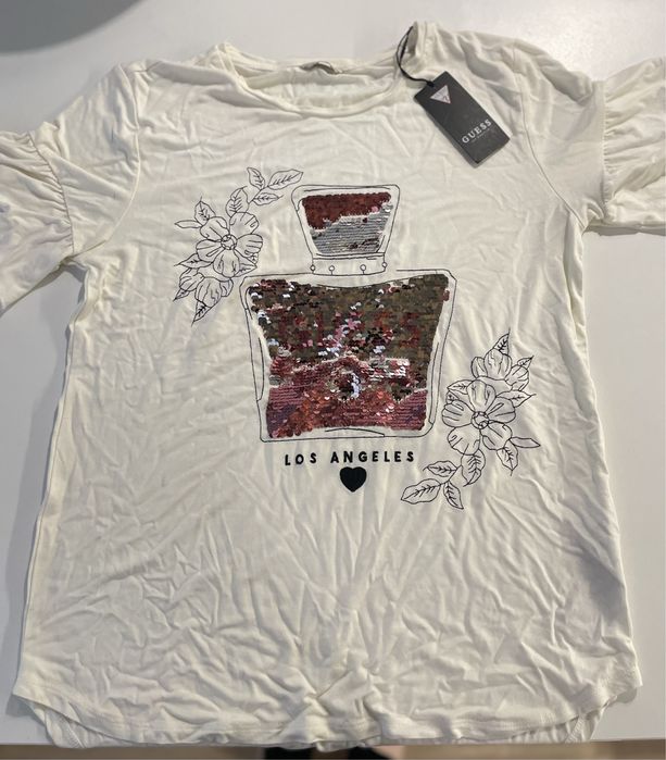camiseta branca com detalhes