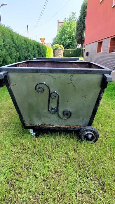Stalowa donica na kołach