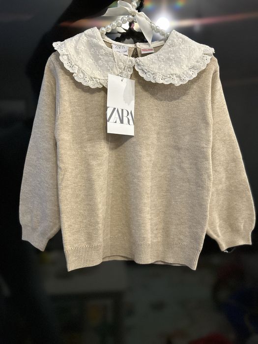 Dzianinowy sweterek z haftowanym kołnierzykiem falbanki Zara r.110