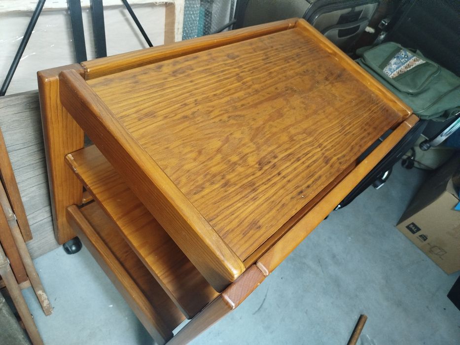 Mesa de apoio com rodas