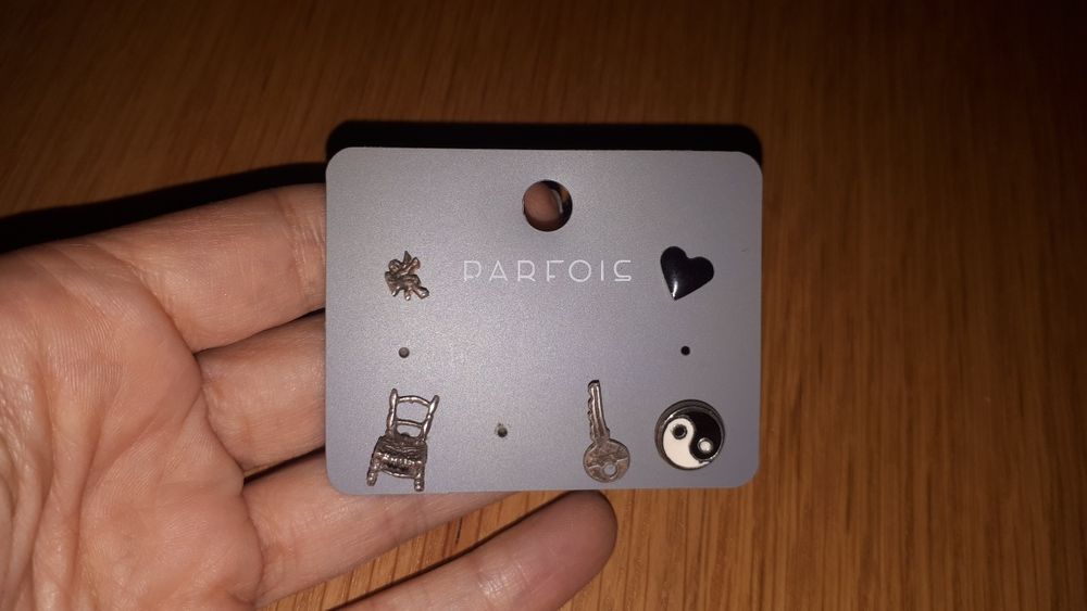 Brincos prateados variados