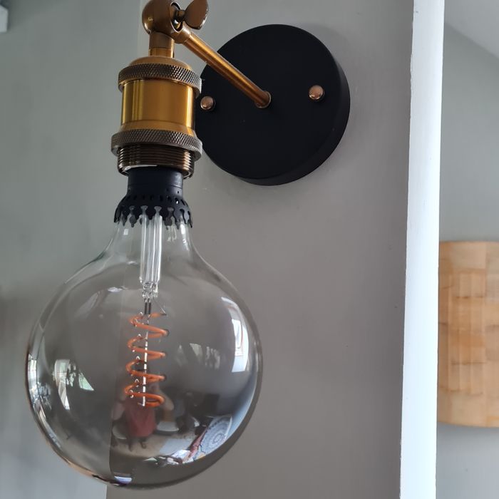 Kinkiet na ścianę z ozdobną żarówką. Mam dwa zestawy.