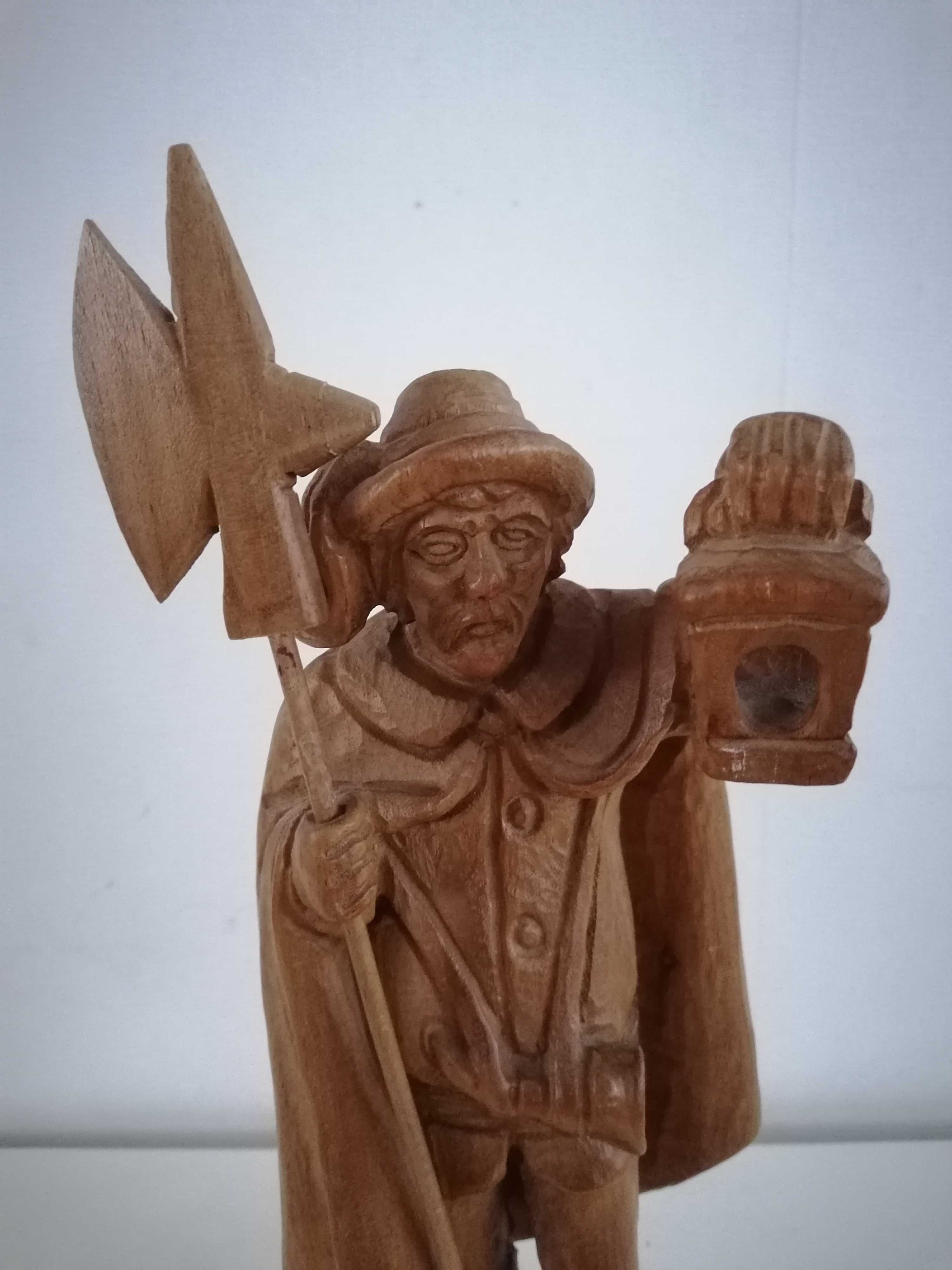 Stara ręcznie wykonana drewniana figurka halabardnika