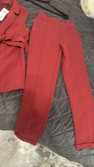 брючний костюм бордо