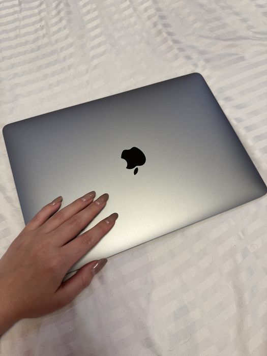продаю свій MacBook Air 13 2020 • Intel i5 • 16 ГБ / 512 ГБ SSD