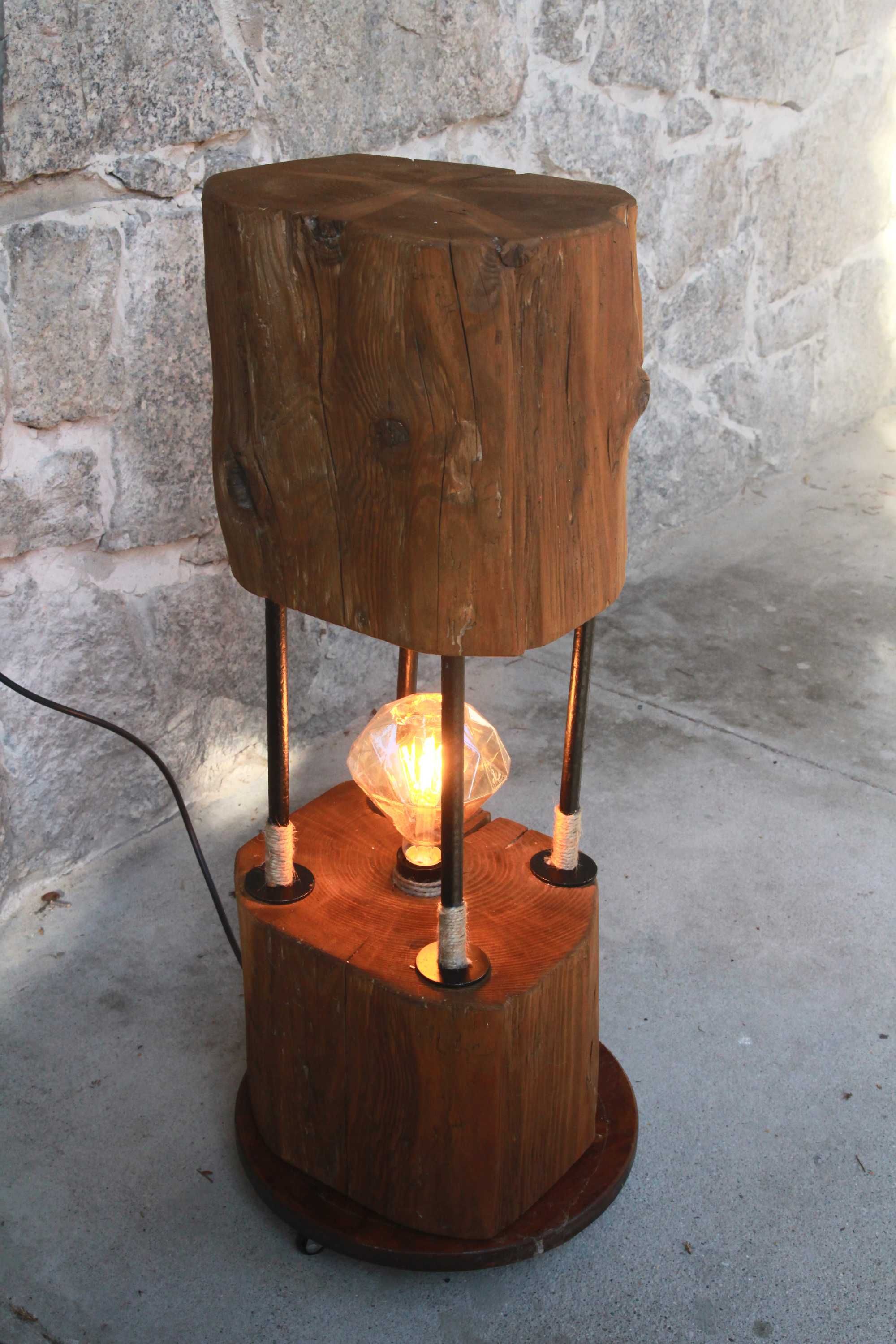 Unikalna lampa drewniana stojąca w stylu loft, rustykalnym