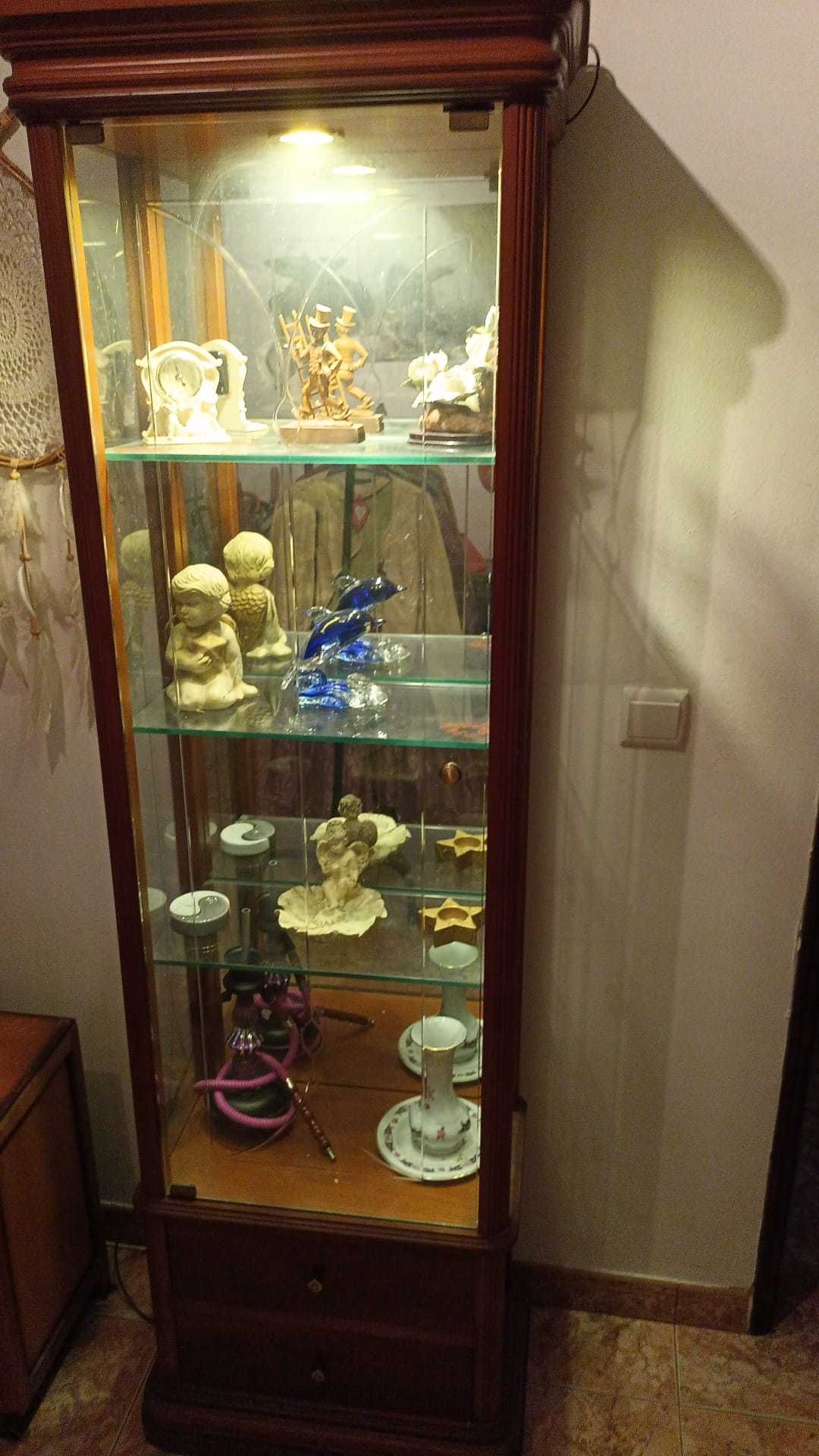 Vitrine com iluminação em raiz de madeira de mogno