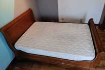 Cama de madeira.