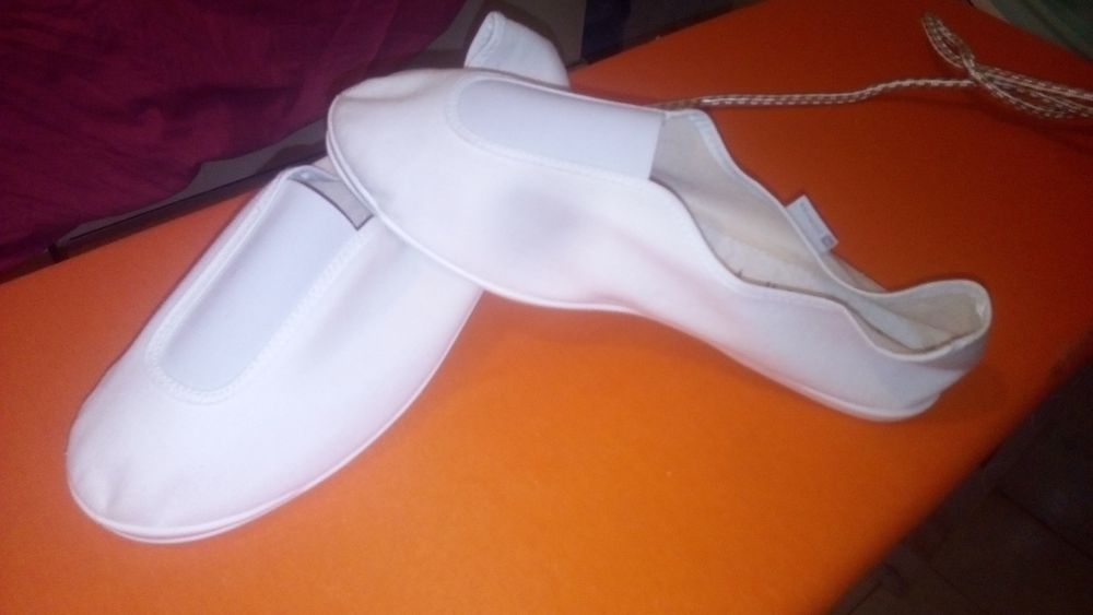 Sapatilhas brancas novas, número 43 Domyos