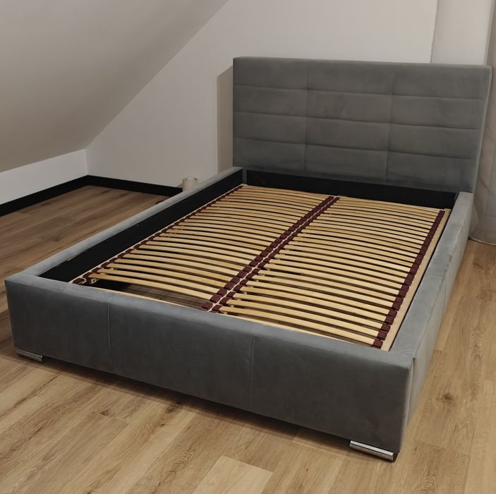 Łóżko tapicerowane 140x200, szare, ze stelażem i materacem (lub bez)