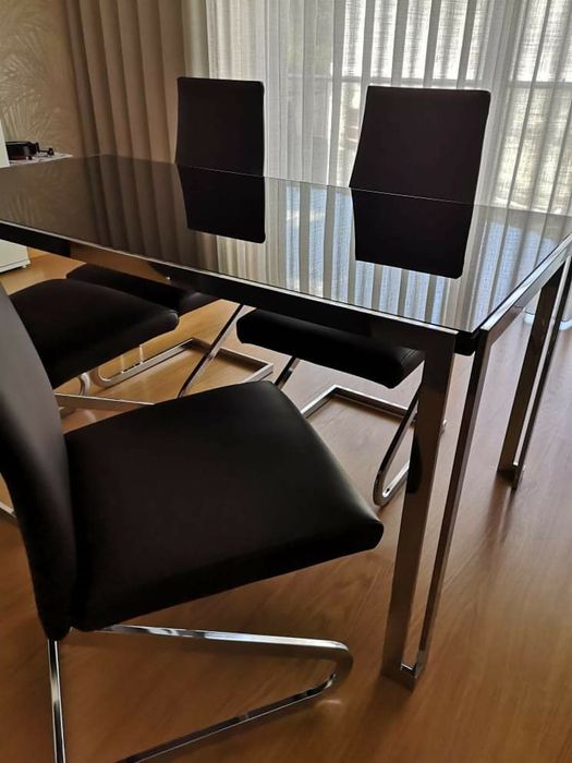 Mesa com quatro cadeiras