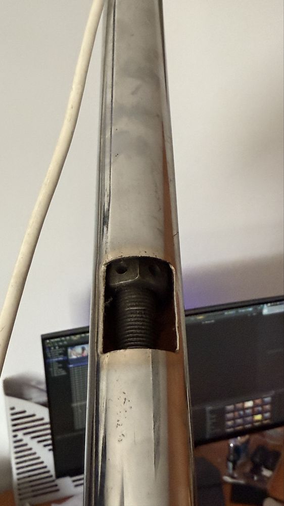 System zawieszenia lamp studyjnych do ściany typu bom