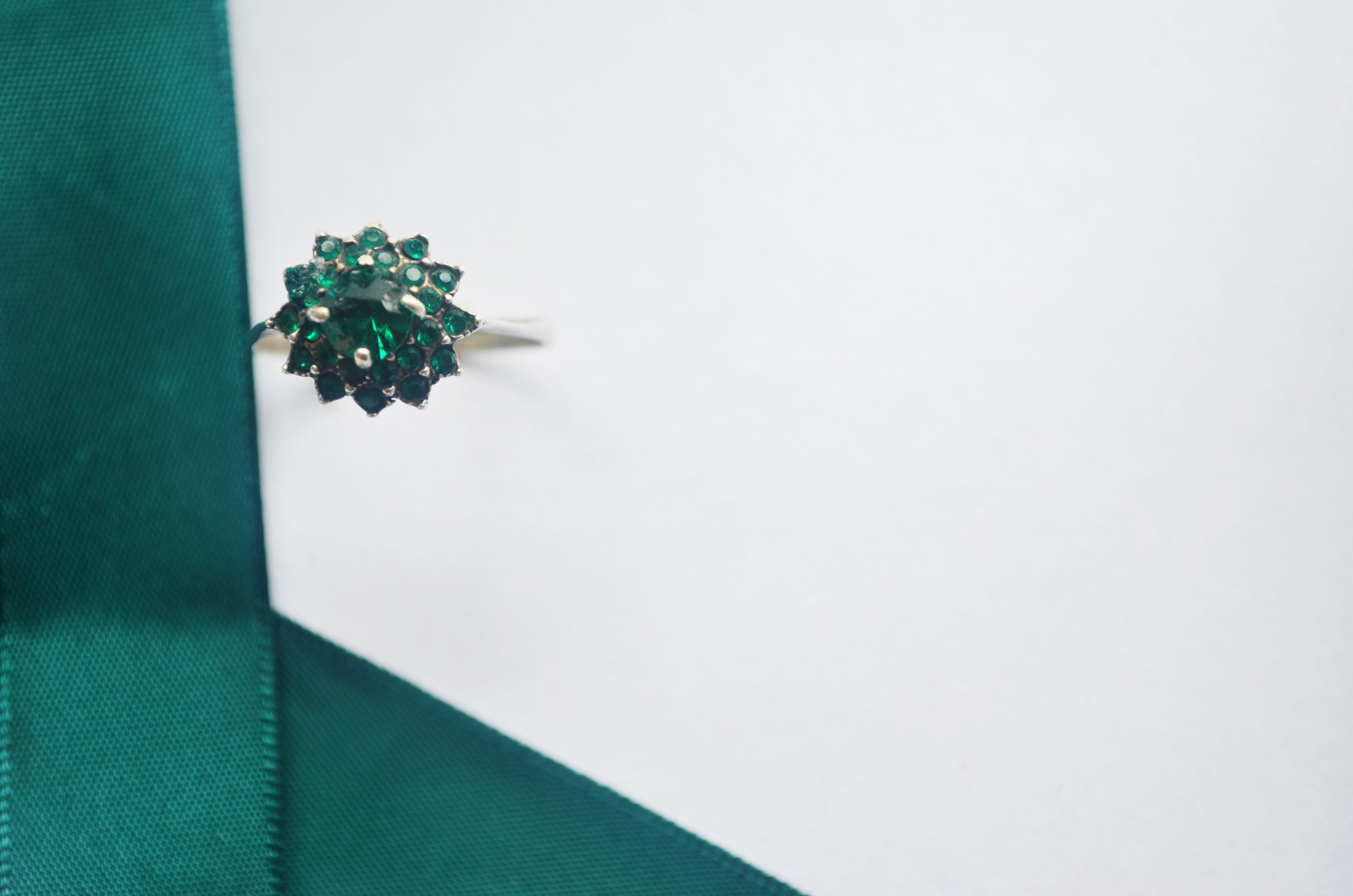Zielony pierścionek w kształcie kwiatka, Rek-Pol