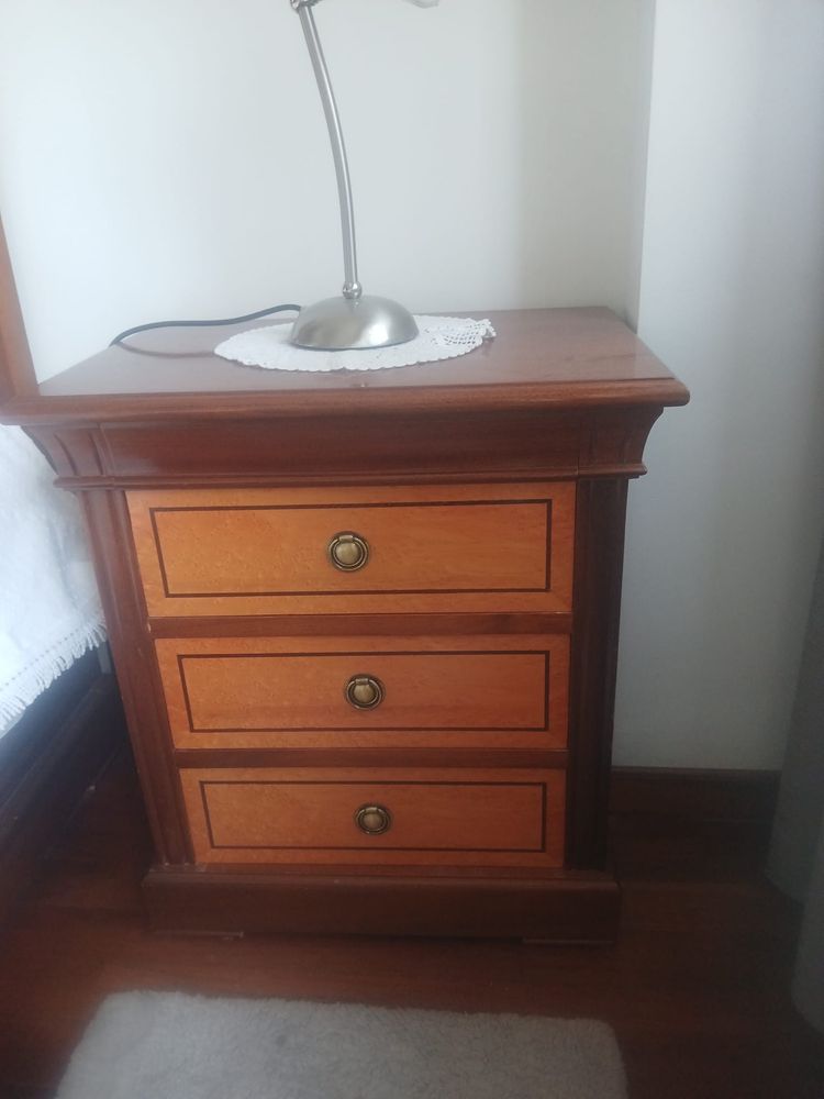 Cama + mesinha cabeceira + colchao massagens