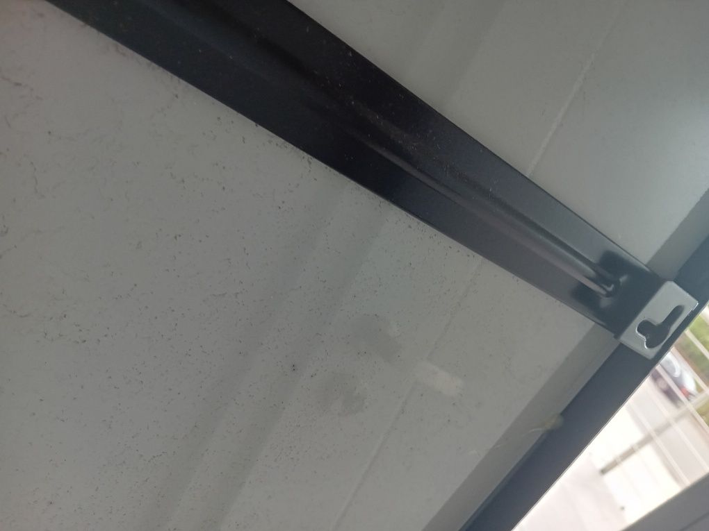 Czarne wiszące lustro na ścianę  GRUA IKEA