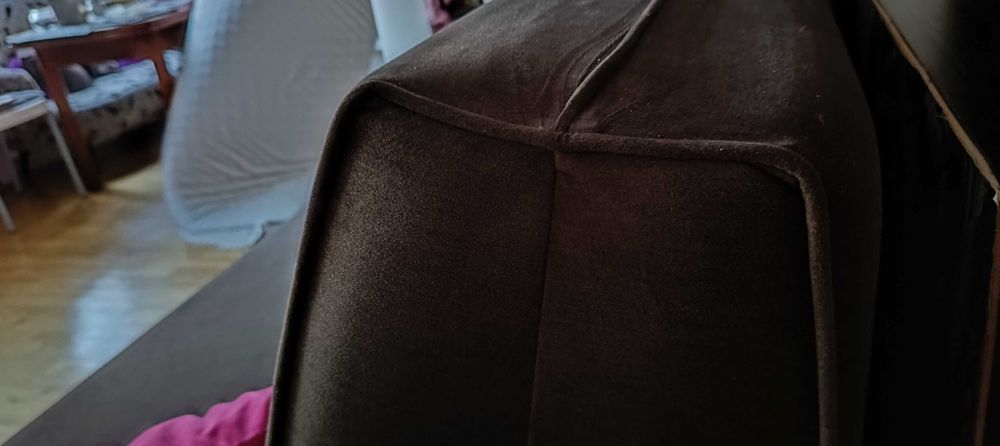 Brązowa sofa rozkładana do spania z dużym pojemnikiem na pościel